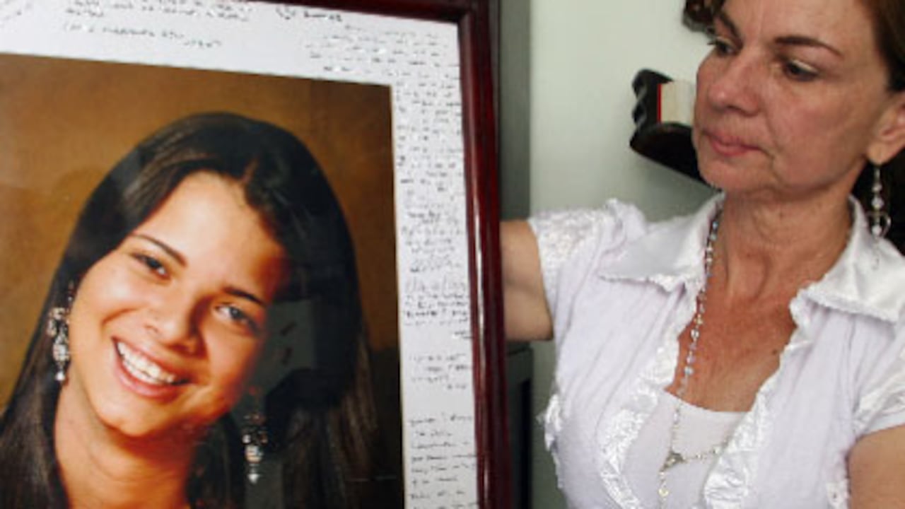 Beatriz sostiene una fotografía enmarcada de su hija Jennifer Puerta, de 18 años. Jennifer no le dijo a su mamá para dónde iba, porque pensó que era una vuelta de dos o tres horas