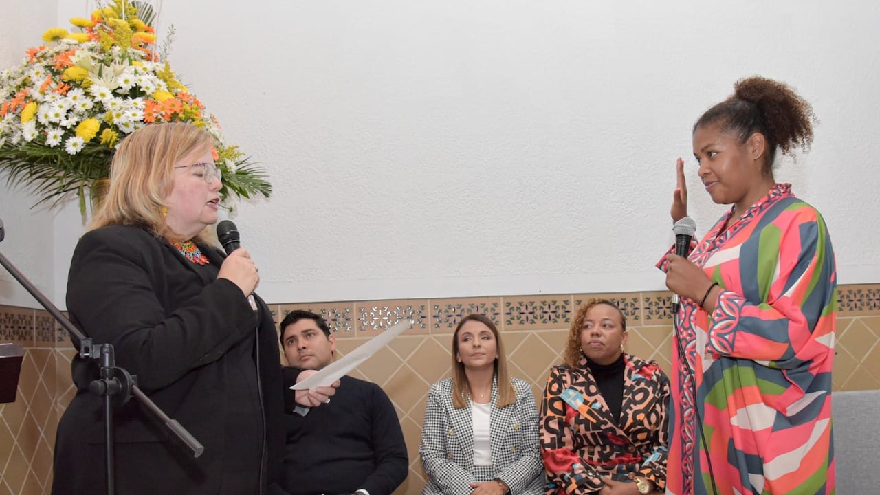 Ante la directora general del Instituto Colombiano de Bienestar Familiar, Astrid Cáceres, tomó posesión hoy como directora de Protección la abogada e hija del ICBF, Diana Carolina Baloy.