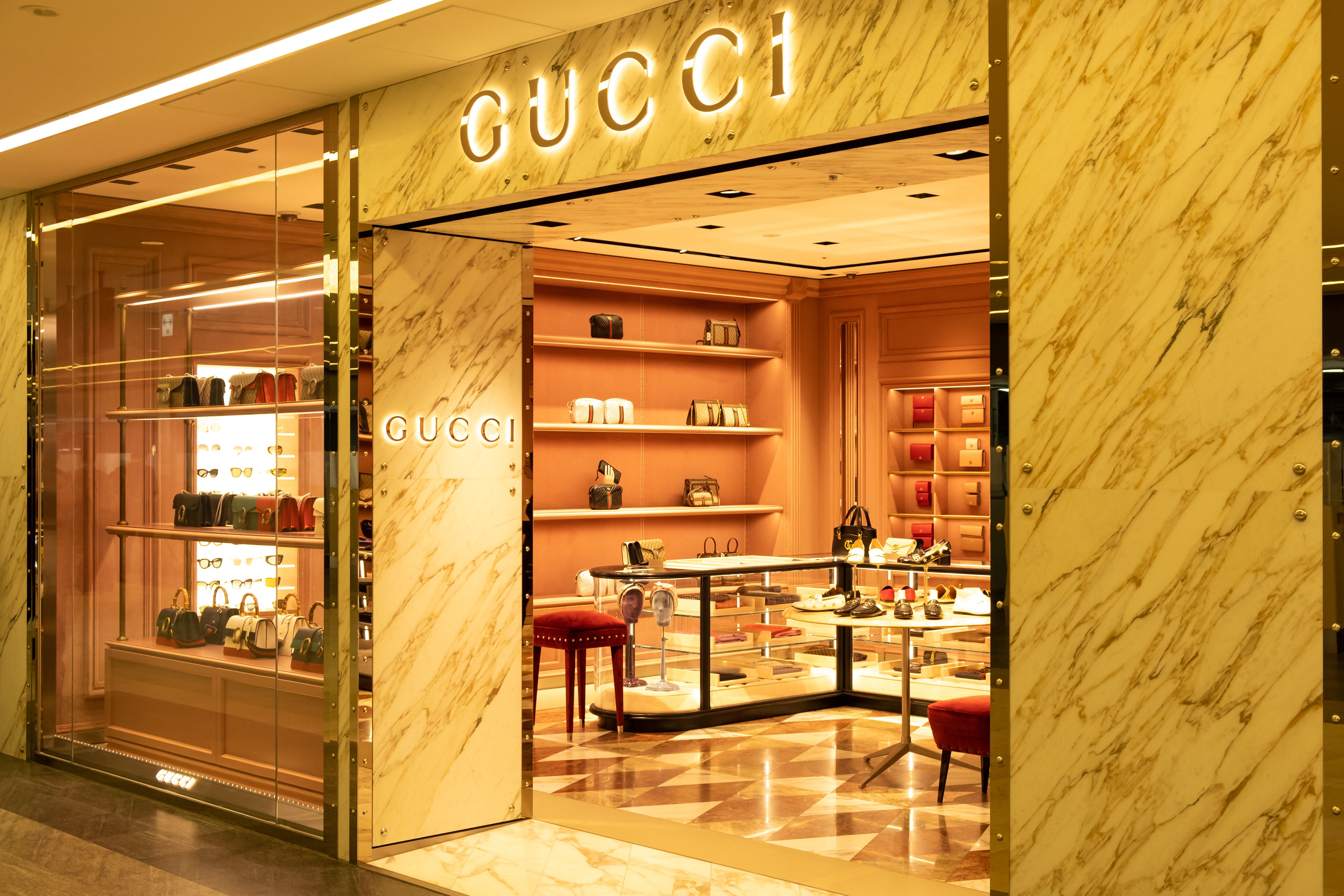 El golpe más fuerte provino de Gucci, la marca más emblemática del grupo, cuyas ventas disminuyeron un 25%, acumulando una pérdida bursátil del 45% en el último año.