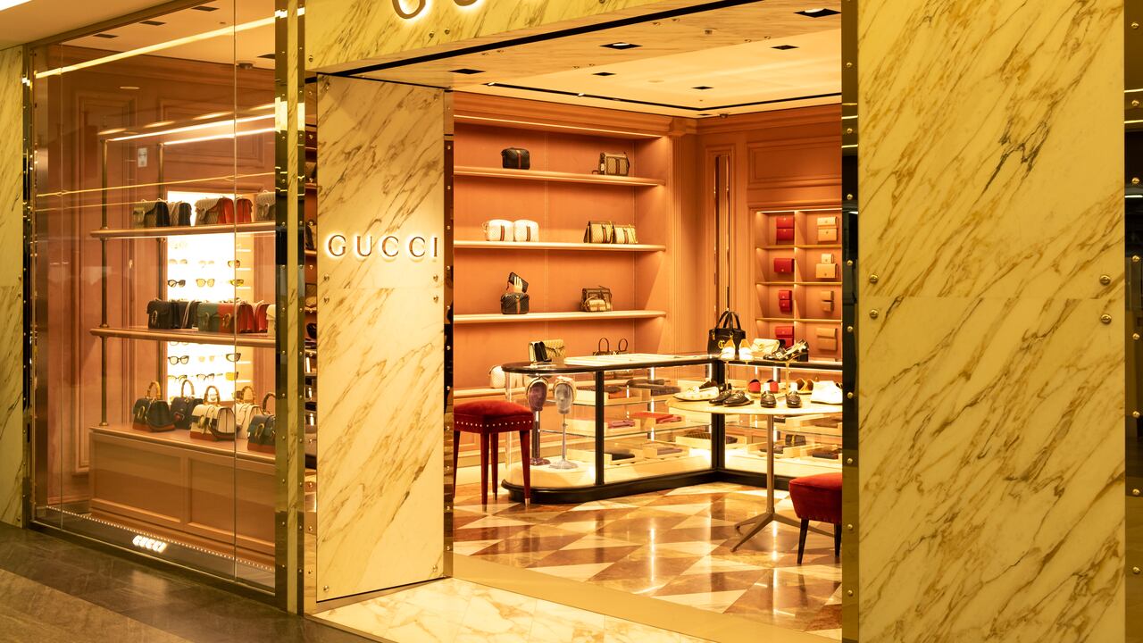 Vista de la tienda frontal de Gucci, una marca italiana de lujo de moda y artículos de cuero, en el Aeropuerto Internacional de Narita, Chiba, Japón.