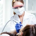 2. Dentistas: Aunque pareciera una profesión tranquila, la publicación médica señala que los profesionales de esta área son 1,67 veces más propensos a suicidarse. Pero en general, se trata de un campo bastante competitivo, que también puede estar lleno de estrés. Además, puede considerarse una carrera costosa, no sólo por el nivel de educación que exige sino por las herramientas propias del ejercicio, lo que pone más presión financiera en estas personas.