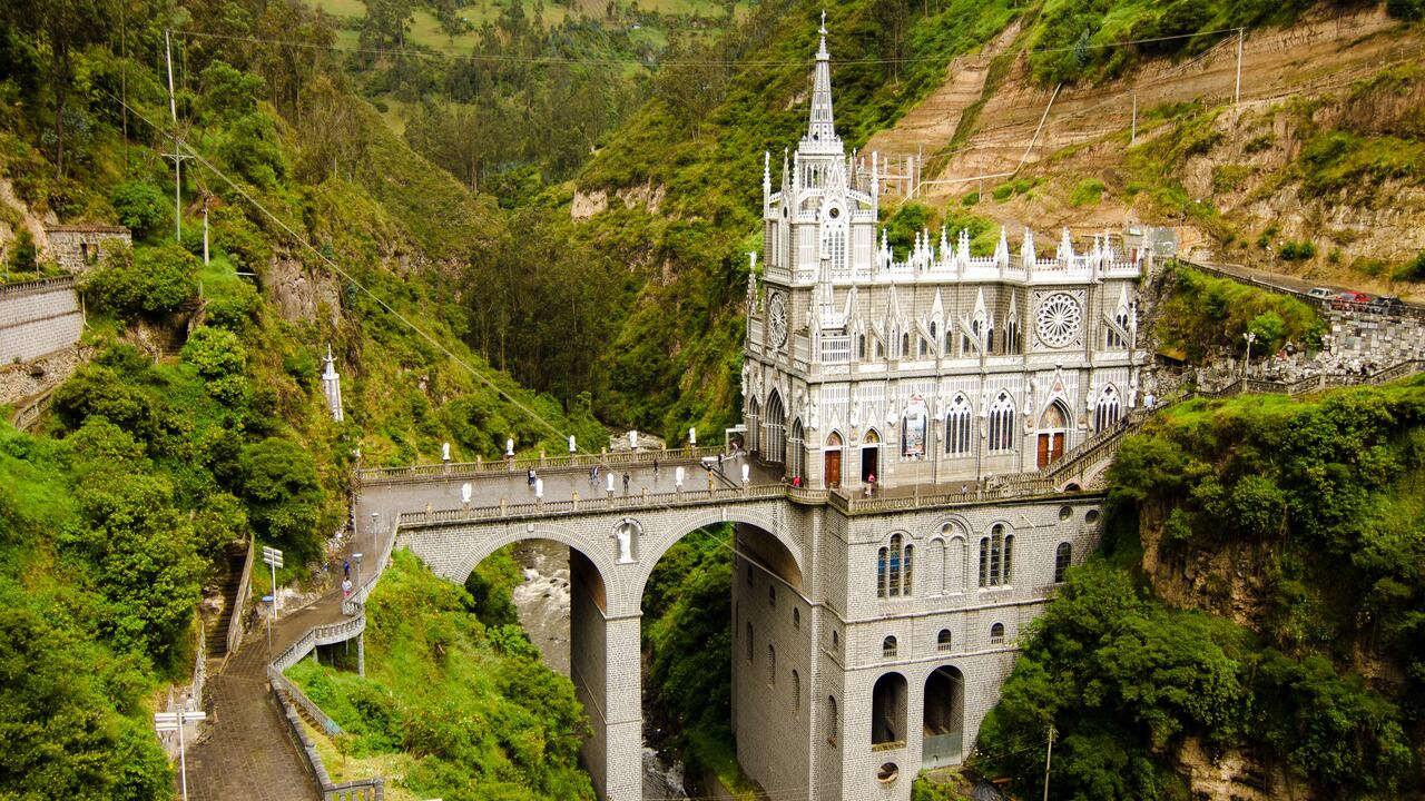 El Santuario de las Lajas es uno de los destinos religiosos para conocer