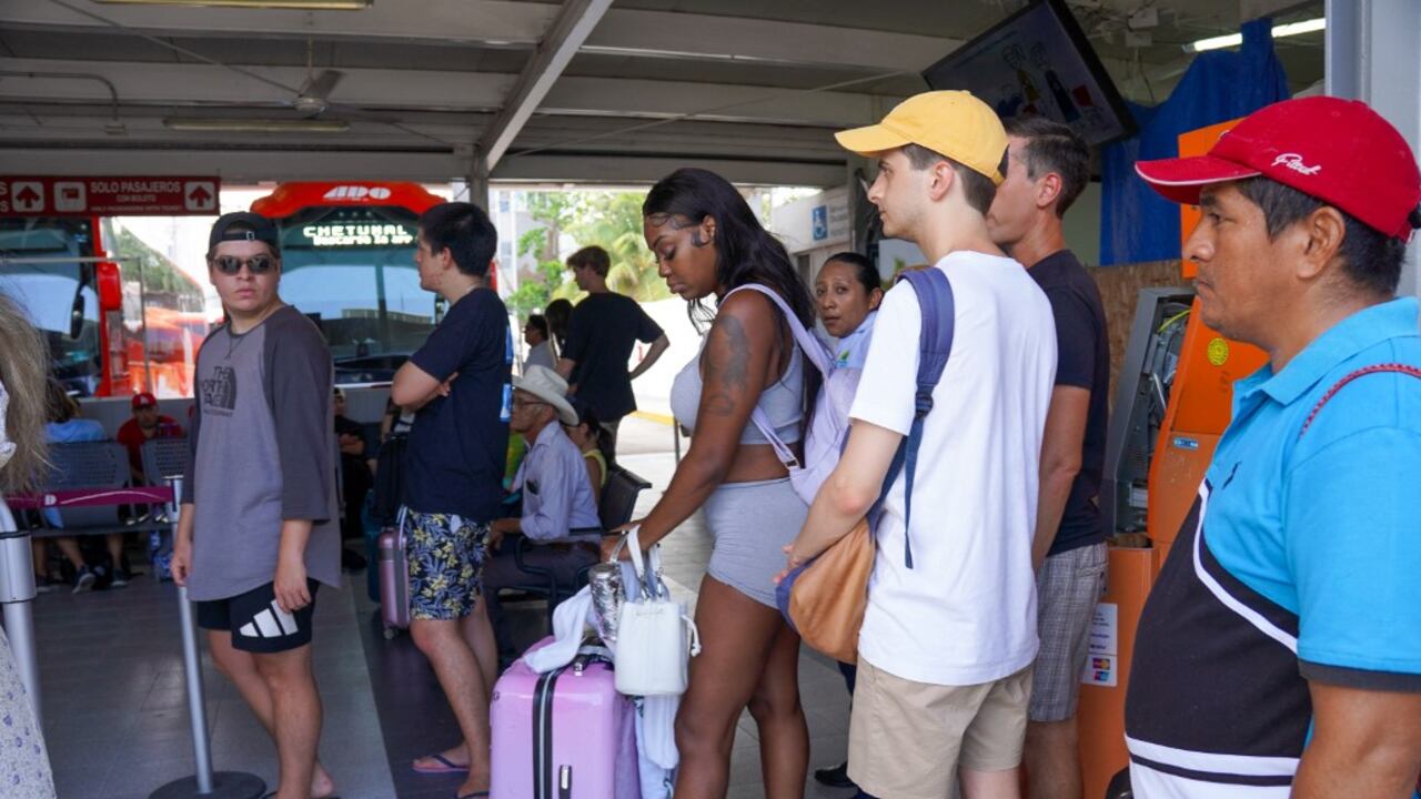 Los turistas esperan en una terminal de autobuses para partir hacia Cancún y escapar del huracán Beryl en Tulum, estado de Quintana Río, México, el 4 de julio de 2024 (Foto de Elizabeth Ruiz/AFP)