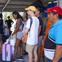 Los turistas esperan en una terminal de autobuses para partir hacia Cancún y escapar del huracán Beryl en Tulum, estado de Quintana Río, México, el 4 de julio de 2024 (Foto de Elizabeth Ruiz/AFP)