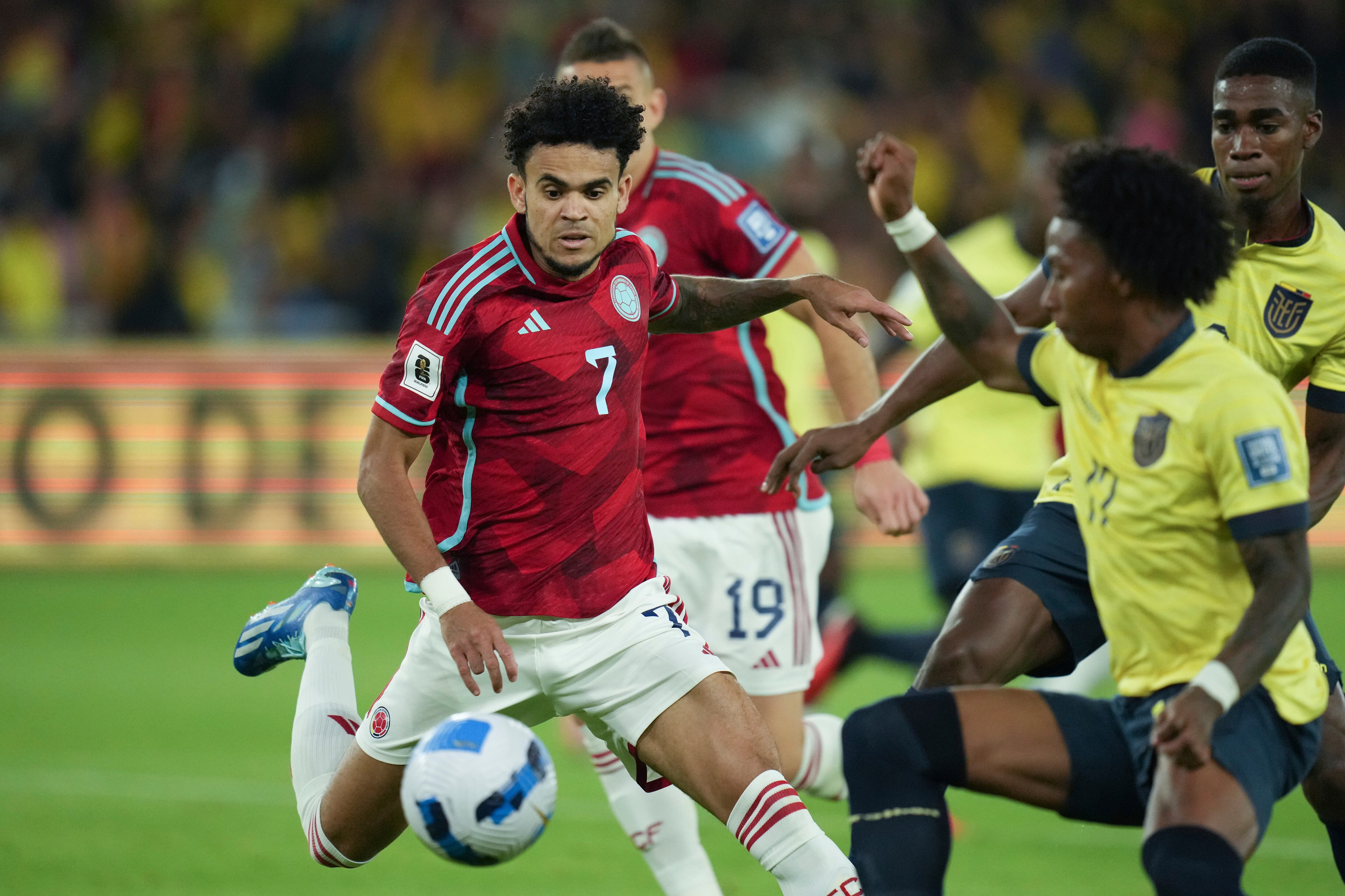 Luis Díaz en una acción contra el defensor ecuatoriano, Angelo Preciado.