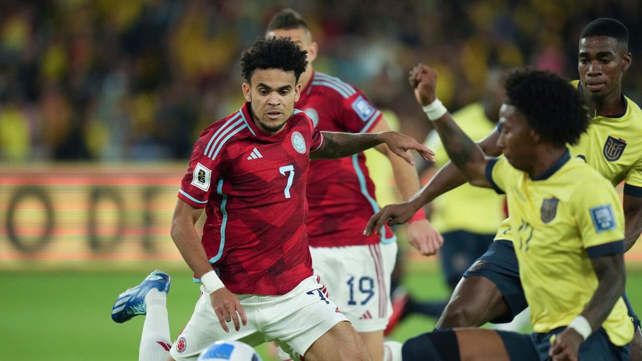 Luis Díaz en una acción contra el defensor ecuatoriano, Angelo Preciado.