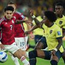 Luis Díaz en una acción contra el defensor ecuatoriano, Angelo Preciado.