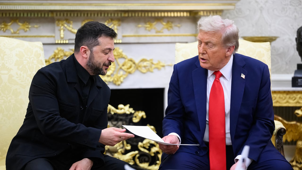 El presidente ucraniano, Volodímir Zelenski, entregó una carta de su esposa al presidente estadounidense, Donald Trump, durante una reunión en la Oficina Oval de la Casa Blanca en Washington.