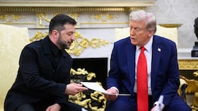 El presidente ucraniano, Volodímir Zelenski, entrega una carta de su esposa al presidente estadounidense, Donald Trump, durante una reunión en la Oficina Oval de la Casa Blanca en Washington.
