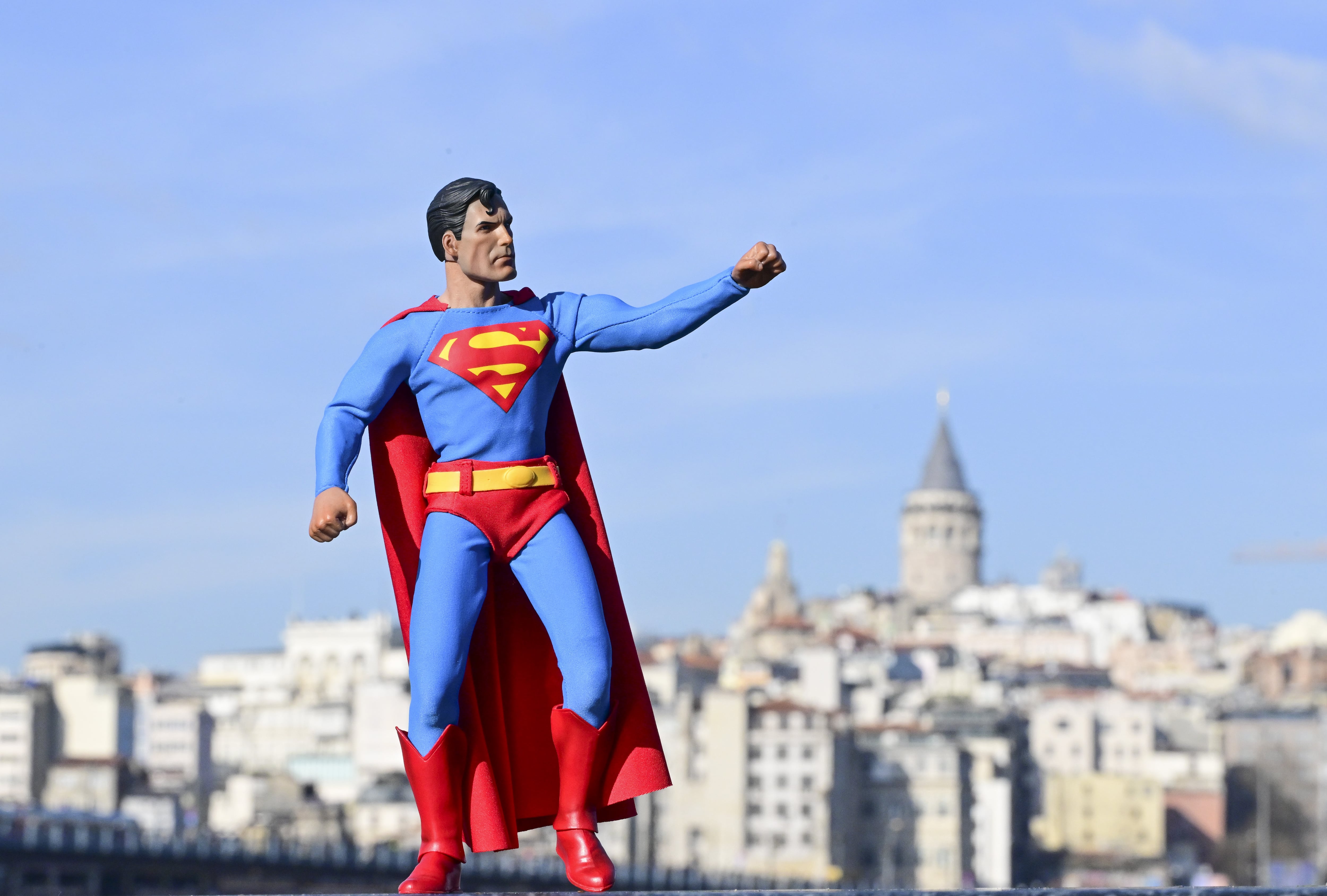 Un coleccionista viaja por el mundo con sus amigos de la infancia que lleva en su maleta.