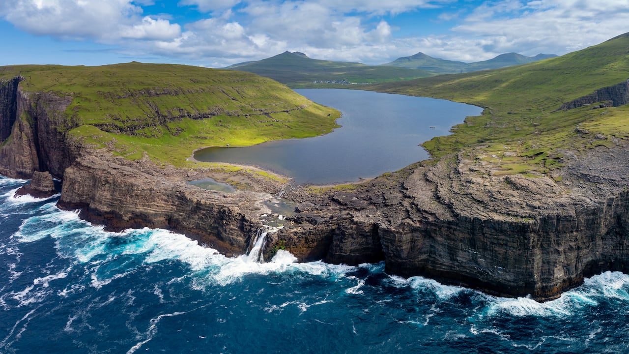 La verdad sobre el lago que parece flotar sobre el Océano Atlántico