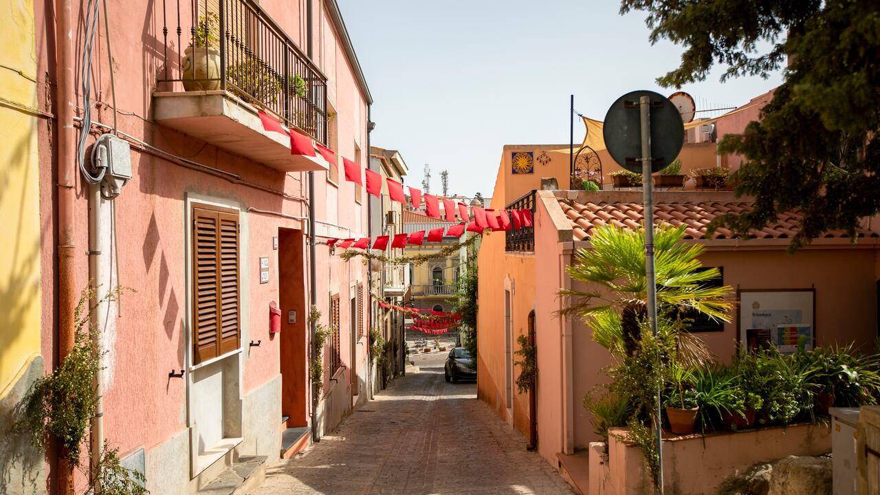 Calles de Sant'Antioco en Cerdeña, Italia