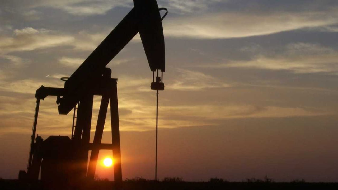 La sobreoferta de petroléo podría perdurar hasta finales del 2016.