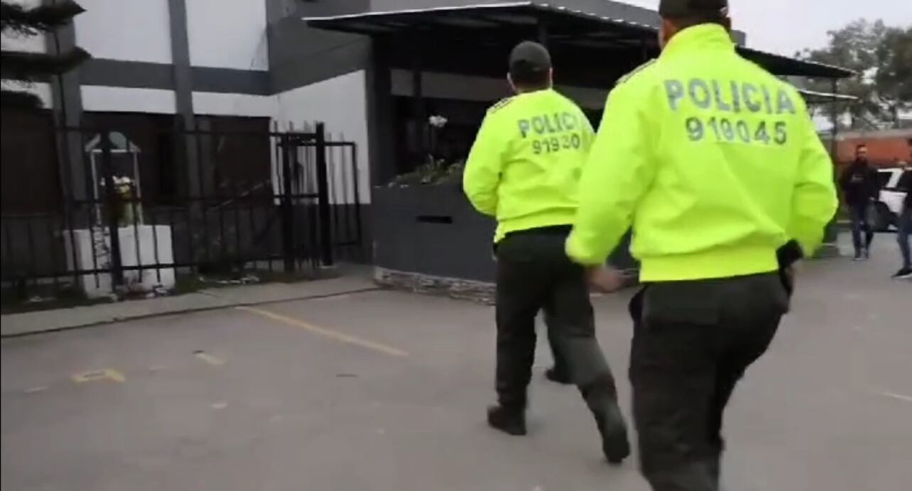 Momento en el que la Policía de la Fiscalía Penal Militar llega al CAI de Fontibón a capturar a un Policía.