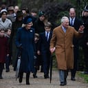 Pese al escándalo mediático, Carlos III y el resto de familia han seguido con sus agendas, quitando privilegios a Meghan y a Harry. (Photo by Daniel LEAL / AFP)