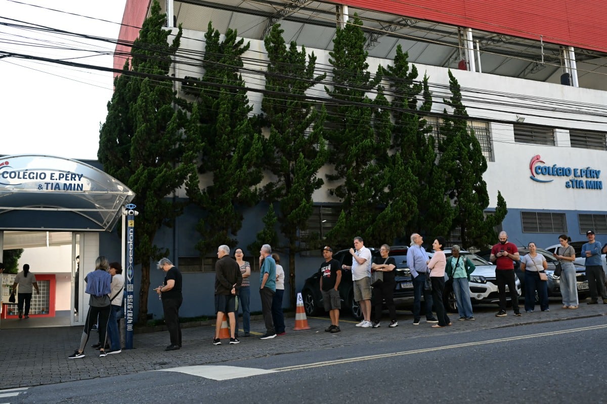 Personas hacen fila antes de la apertura de los centros de votación el día de las elecciones presidenciales en São Paulo, Brasil, el 4 de octubre de 2026.