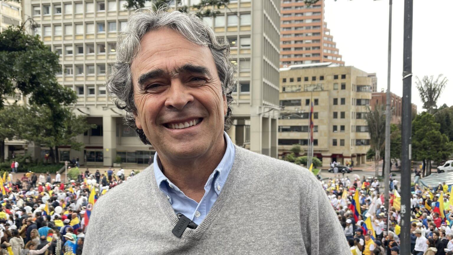 Sergio Fajardo en las marchas contra el Gobierno Petro.
