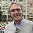 Sergio Fajardo en las marchas contra el Gobierno Petro.