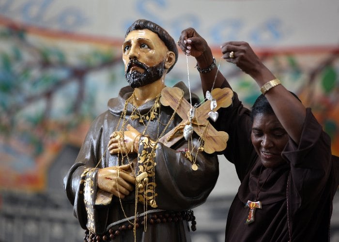 Luz Eulogia Agualimpia Moreno, imponiendo el oro a San Pacho.