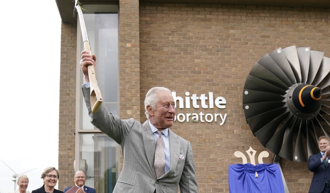 Al parecer el hábito de caminar tiene al Rey Carlos III con una muy buena salud.