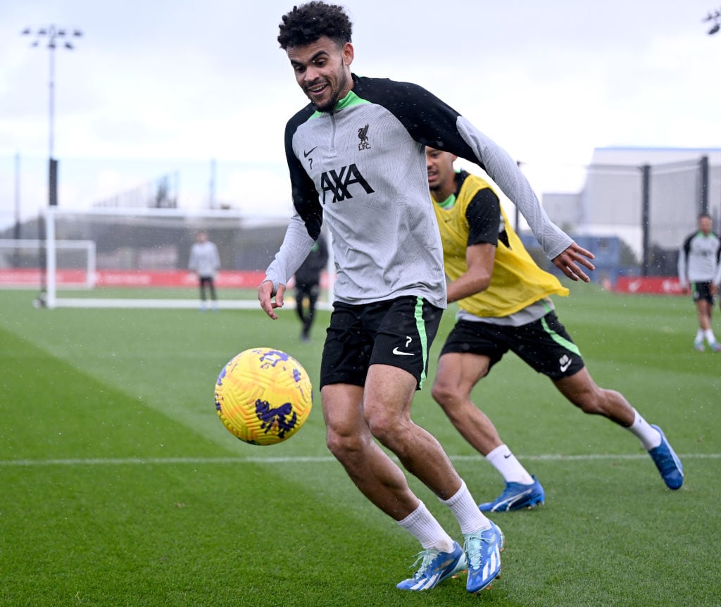 Luis Díaz de Liverpool durante una sesión de entrenamiento en el AXA Training Center el 3 de noviembre de 2023