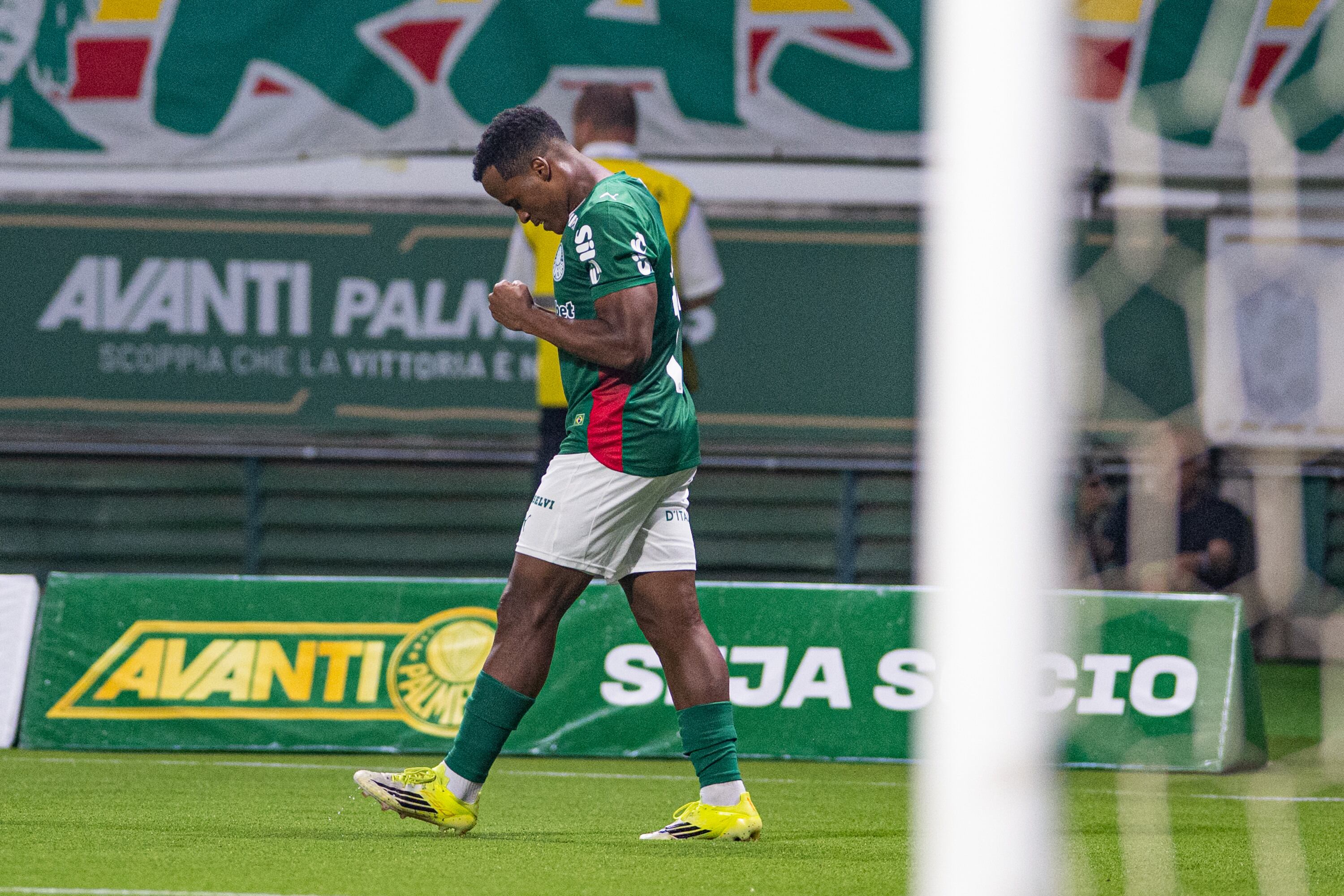 Jhon Arias celebra el gol con el Palmeiras.