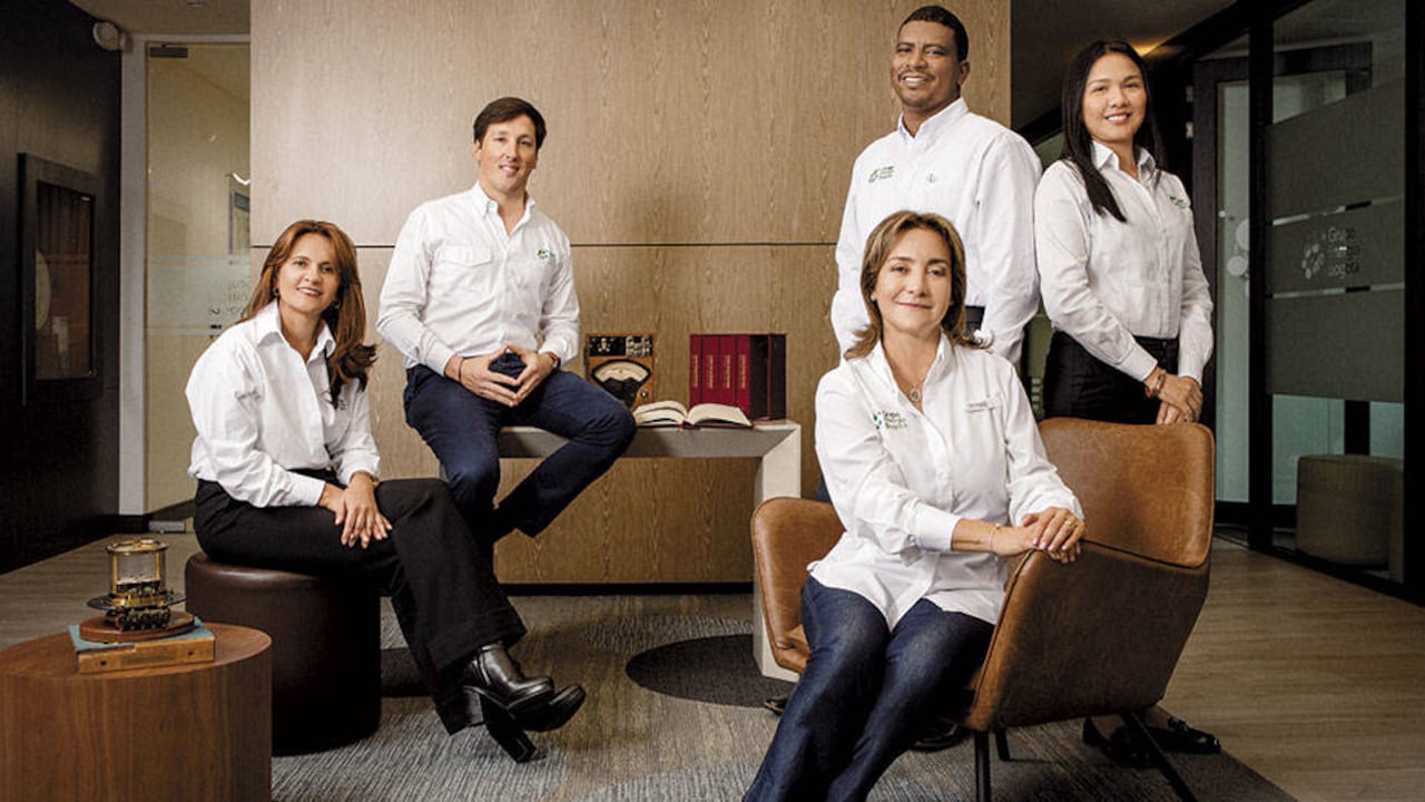 De izquierda a derecha: Yolanda Gómez, vicepresidenta jurídica y de servicios de TGI; Álvaro Villasante, vicepresidente de generación del GEB; Robyn Rodríguez, gestor social de TGI en el Valle del Cauca; Fabricia Peláez Epinayú, gestora social del GEB en La Guajira; adelante, Astrid Álvarez, presidenta del Grupo Energía Bogotá.