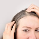 Algunos remedios caseros ayudan a ocultar la aparición de canas.