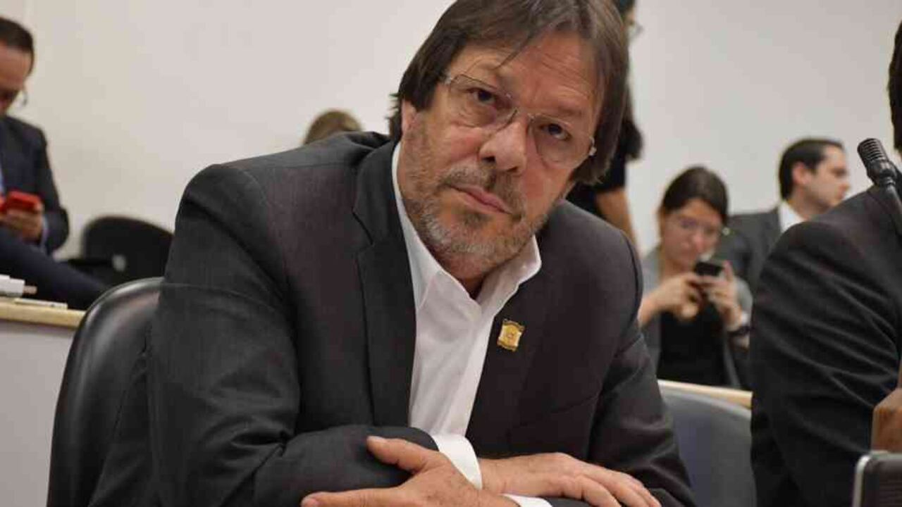 En entrevista con SEMANA, el congresista barranquillero César Lorduy defendió su proyecto que entra en discusión en el Congreso.