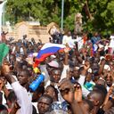 Partidarios del golpe despliegan una bandera rusa mientras salen a la calle después de que el ejército tomó el poder en Niamey, Níger, el 30 de julio de 2023.