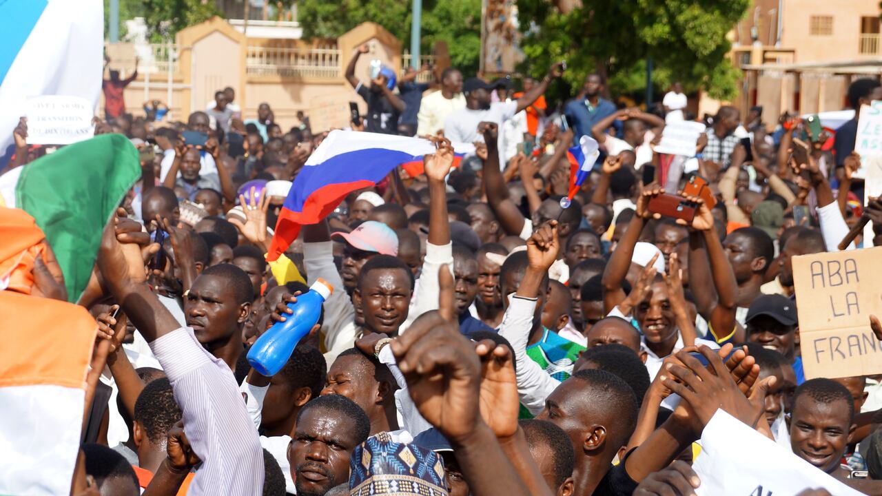 Partidarios del golpe despliegan una bandera rusa mientras salen a la calle después de que el ejército tomó el poder en Niamey, Níger, el 30 de julio de 2023.