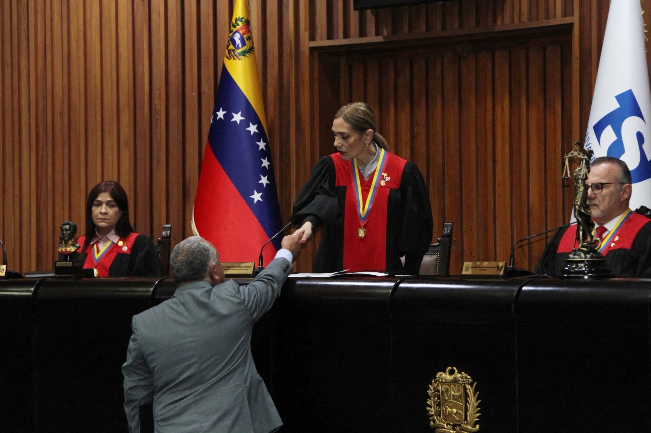 El presidente del Consejo Electoral de Venezuela (CNE), Elvis Amoroso, dándole la mano a la presidenta del Tribunal Supremo de Justicia (TSJ), Caryslia Rodríguez.