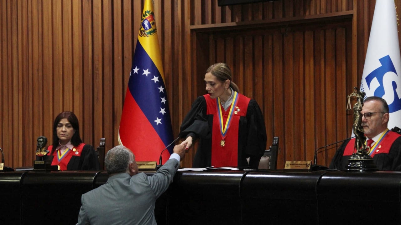 El presidente del Consejo Electoral de Venezuela (CNE), Elvis Amoroso, dándole la mano a la presidenta del Tribunal Supremo de Justicia (TSJ), Caryslia Rodríguez.