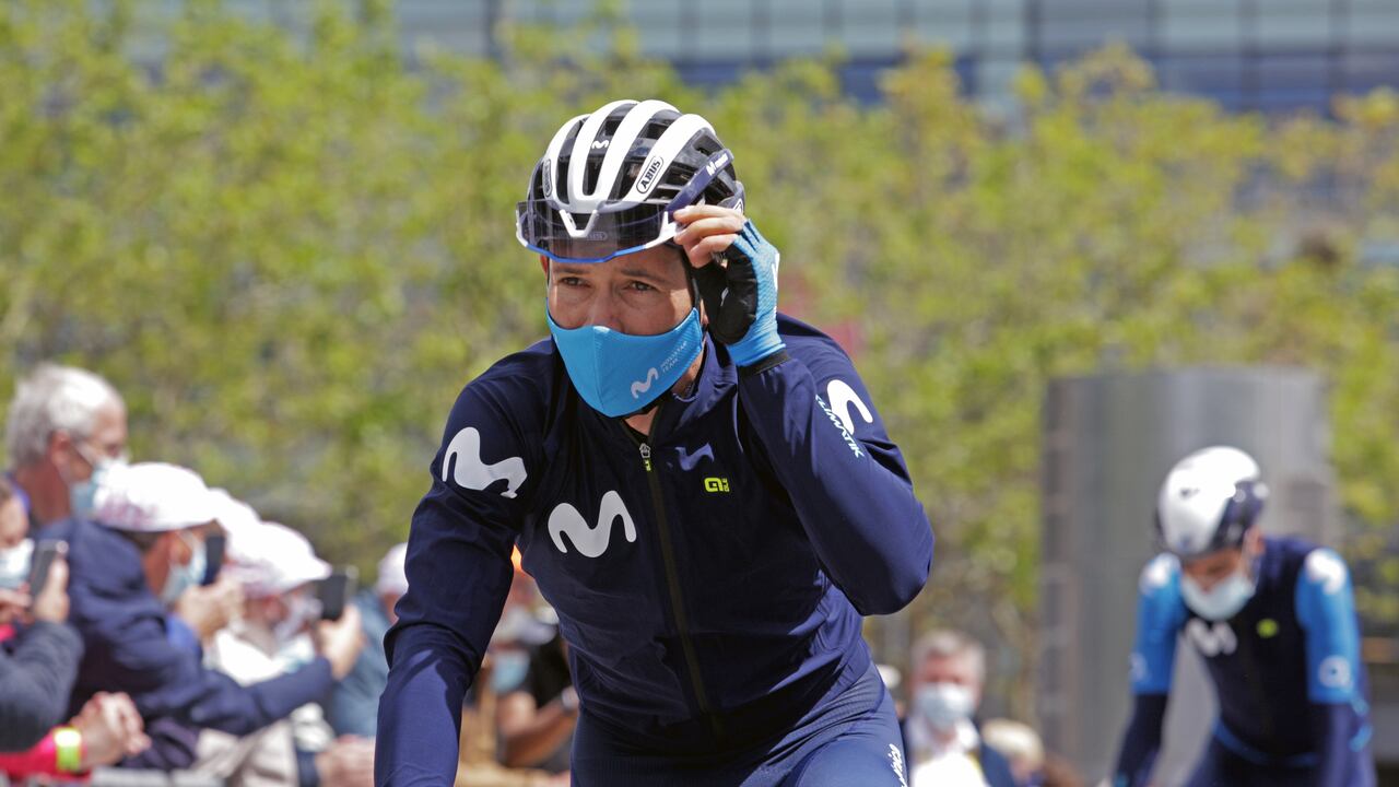 Miguel Ángel López en la salida de la tercera etapa en Lorient.