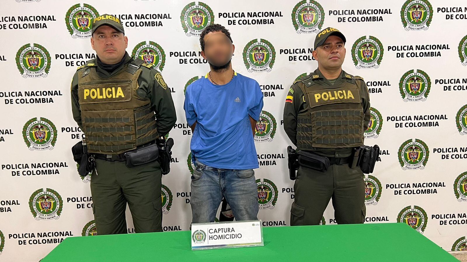 El extranjero interceptó al joven cuando caminaba por el barrio La Trinidad.