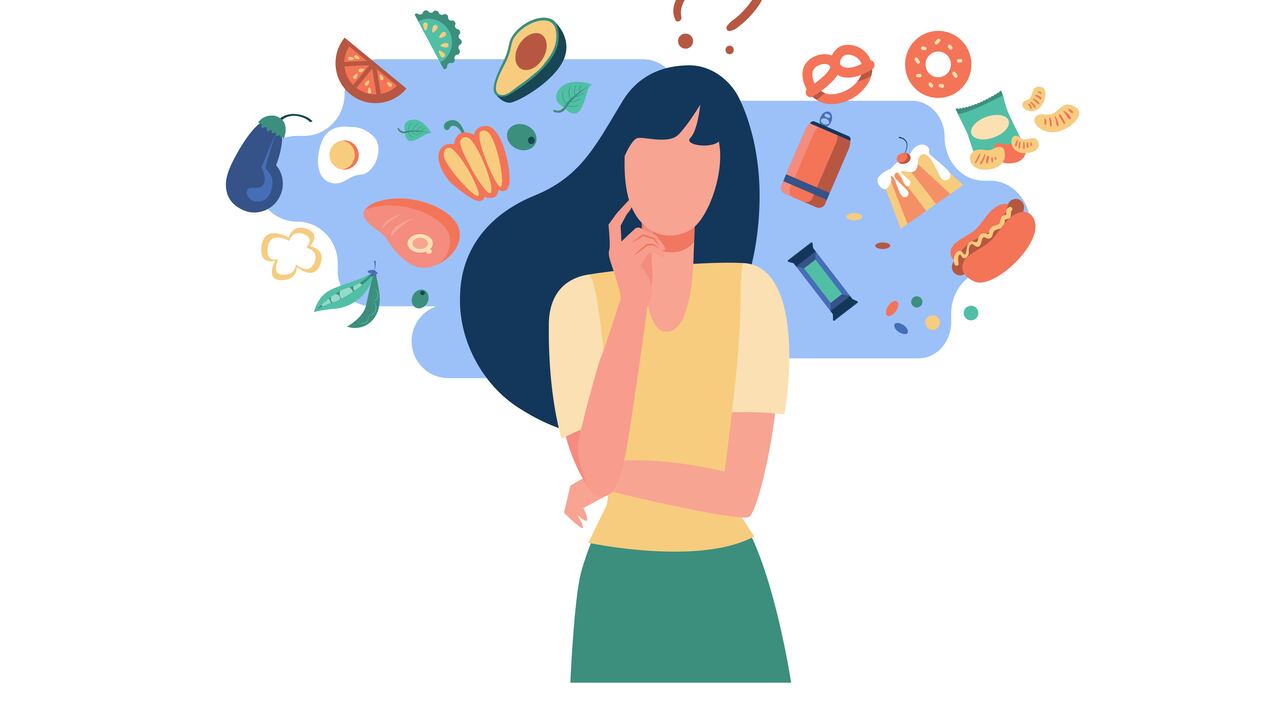 Mujer eligiendo entre alimentos saludables y no saludables