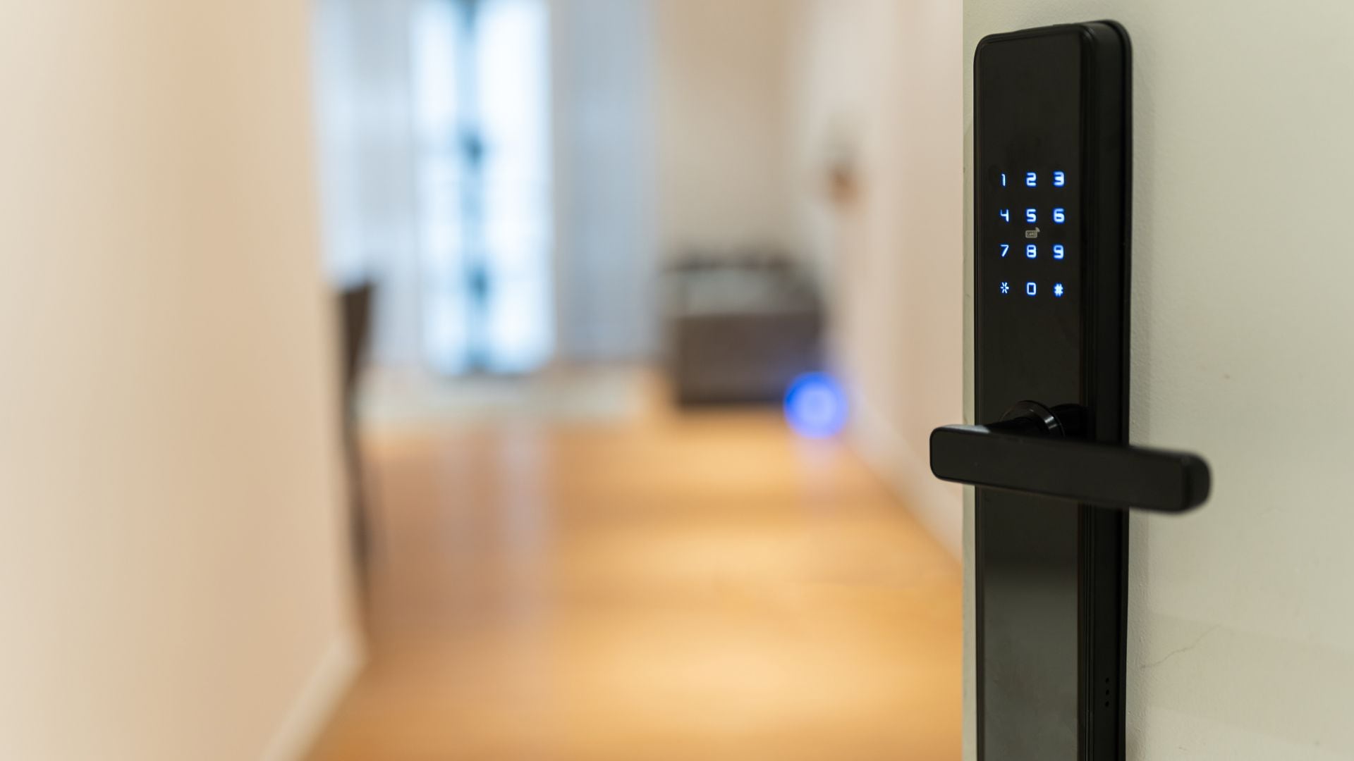 Las cerraduras inteligentes se han convertido en una alternativa moderna para reforzar la seguridad del hogar.
