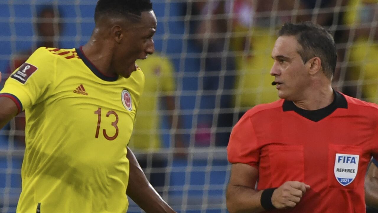 Mina le reclama a Loustau tras la mano de Raphinha en el partido entre Brasil y Colombia