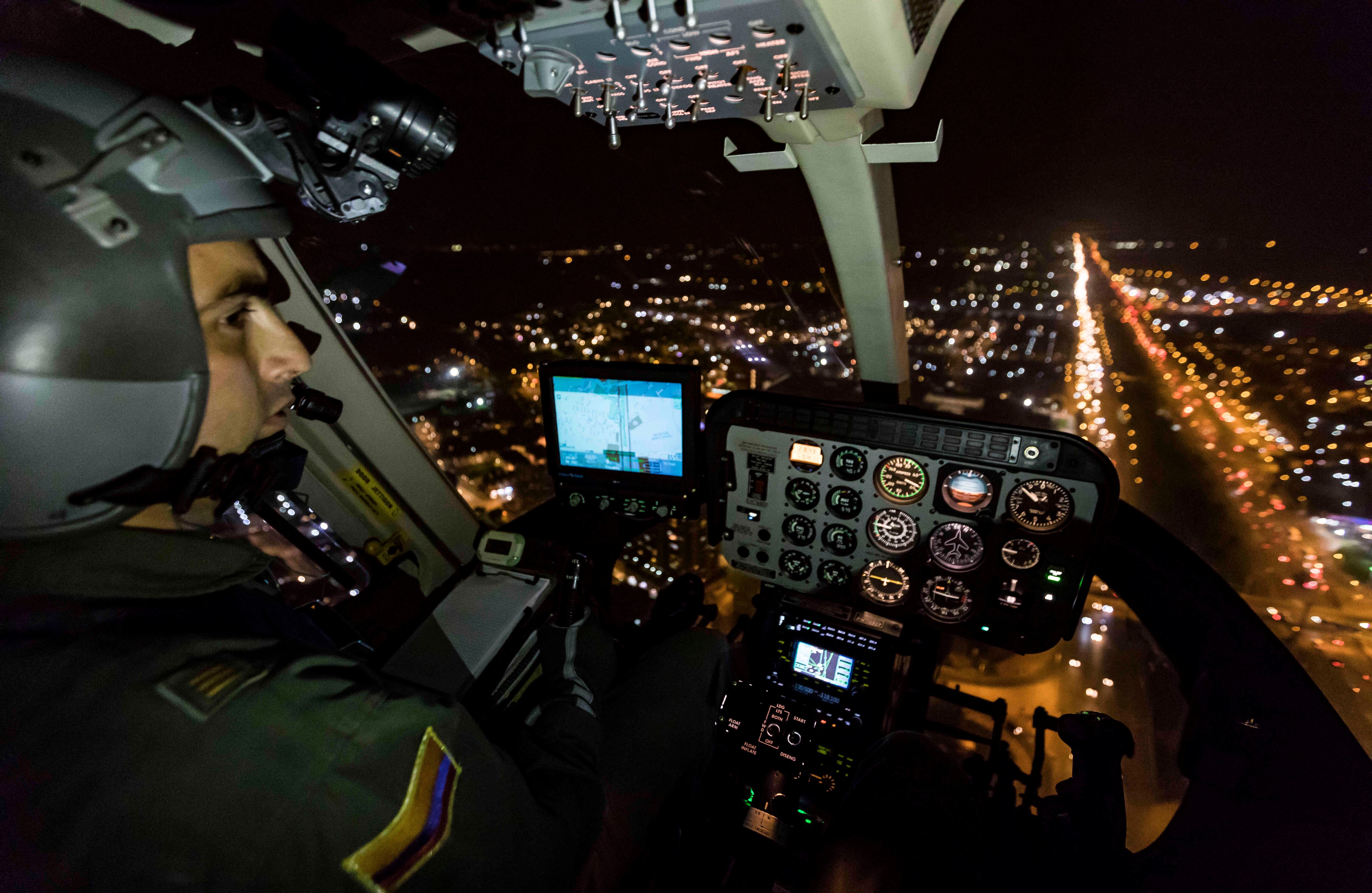 Sobrevuelo de Bogotá a bordo de un helicóptero de la Policía. Foto: Esteban Vega / SEMANA