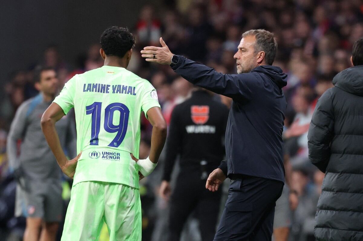 Hansi Flick dirigiendo a Lamine Yamal.