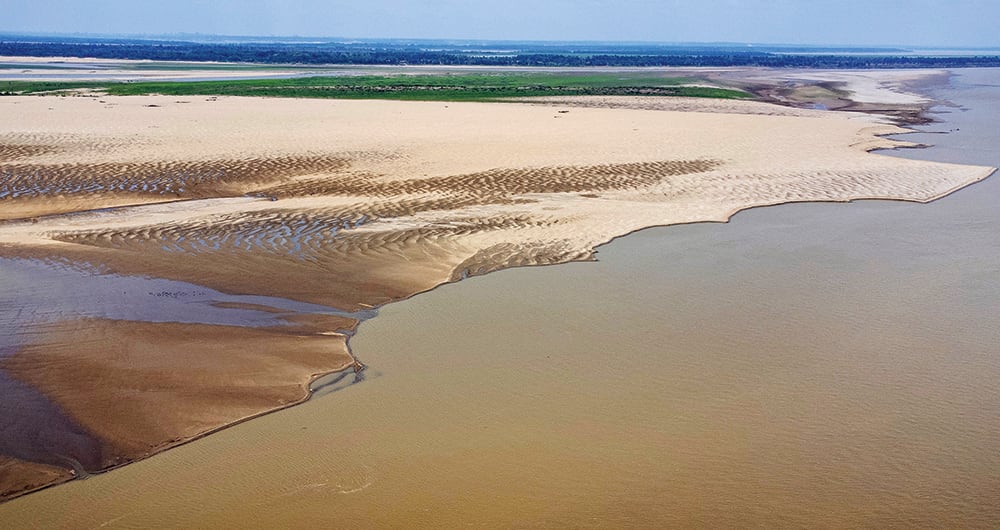 Vista aérea captada el 4 de octubre de 2023 en los bancos de arena de un río afectado por la sequía en Manaos, Brasil.