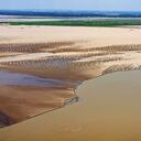 Vista aérea captada el 4 de octubre de 2023 en los bancos de arena de un río afectado por la sequía en Manaos, Brasil.