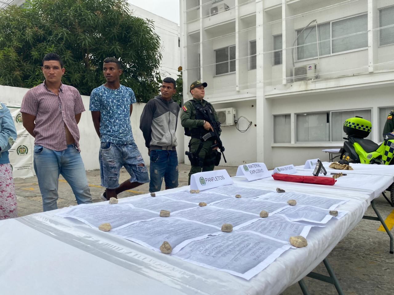 Les encontraron más de 10 panfletos amenazantes y explosivos