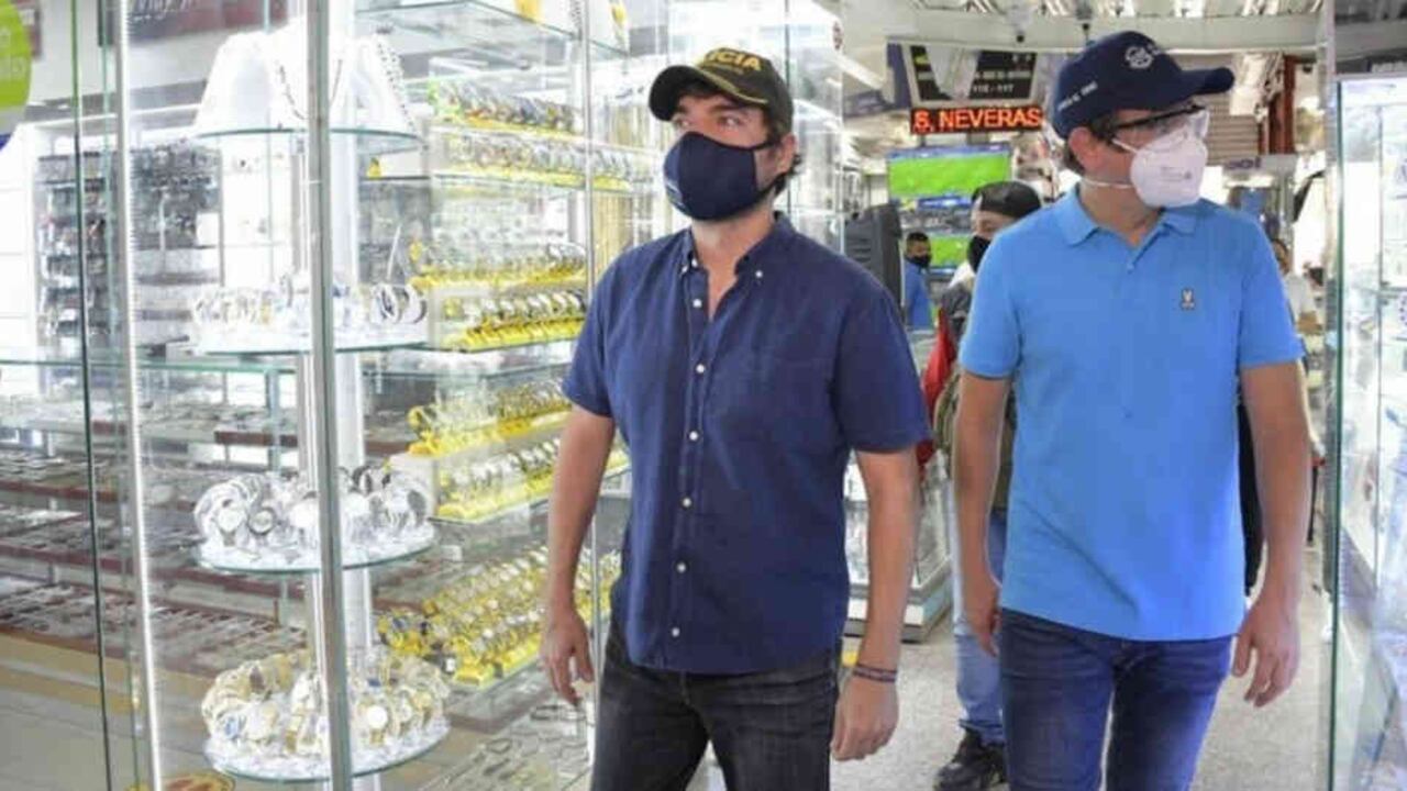 Sobre los comerciantes informales el alcalde Pumarejo explicó que continuarán en casa, pero se les seguirá entregando la bonificación de cien mil pesos que se les ha venido dando desde el inicio de la cuarentena.