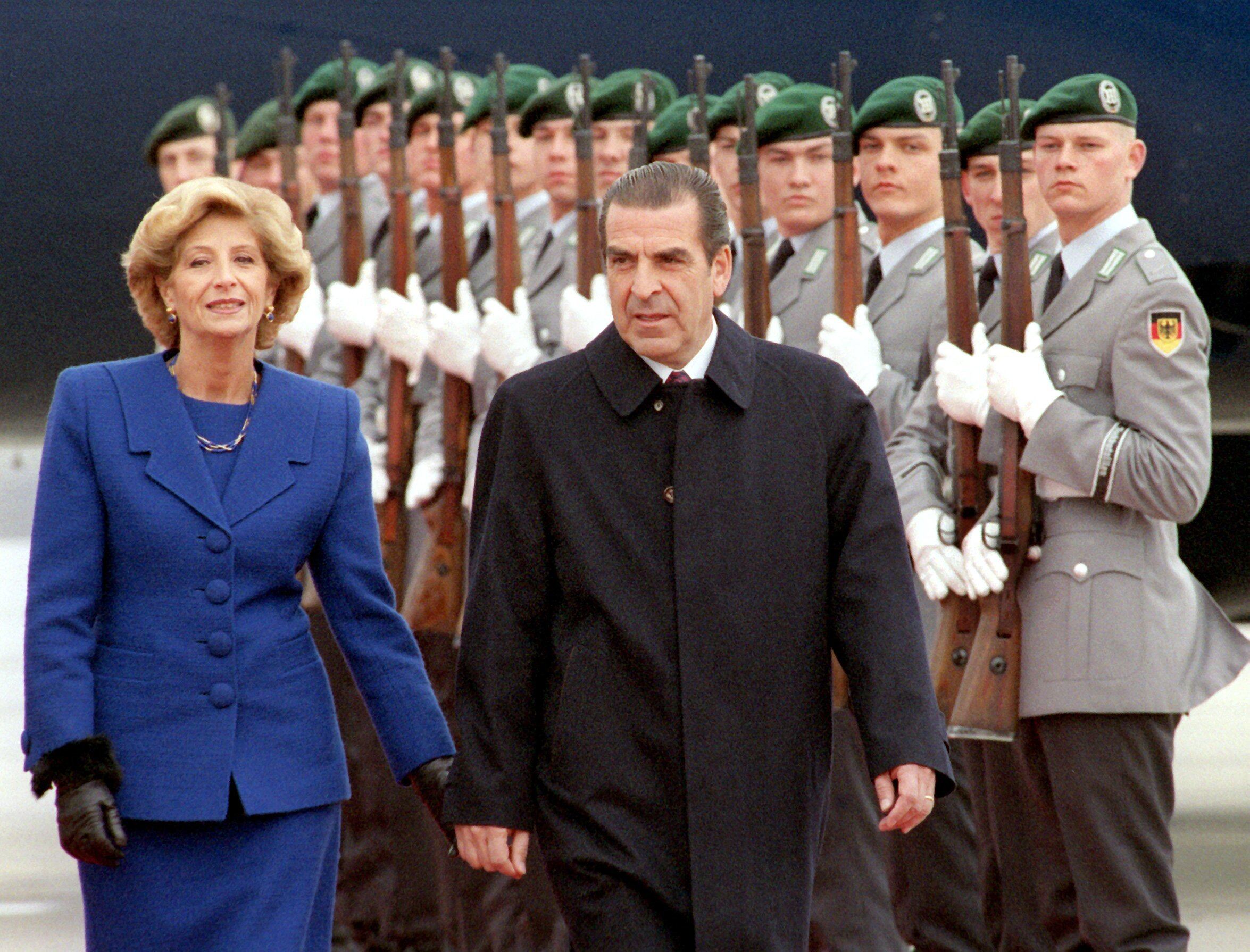 A la llegada del presidente chileno Eduardo Frei a Berlín el 15 de abril de 1999, Marta Frei tomó la mano de su marido. El batallón de guardias de la Bundeswehr estuvo estacionado en el aeropuerto de Tegel para recibir al invitado estatal de Sudamérica, que se encontraba en la capital durante dos días por invitación del presidente federal Herzog.