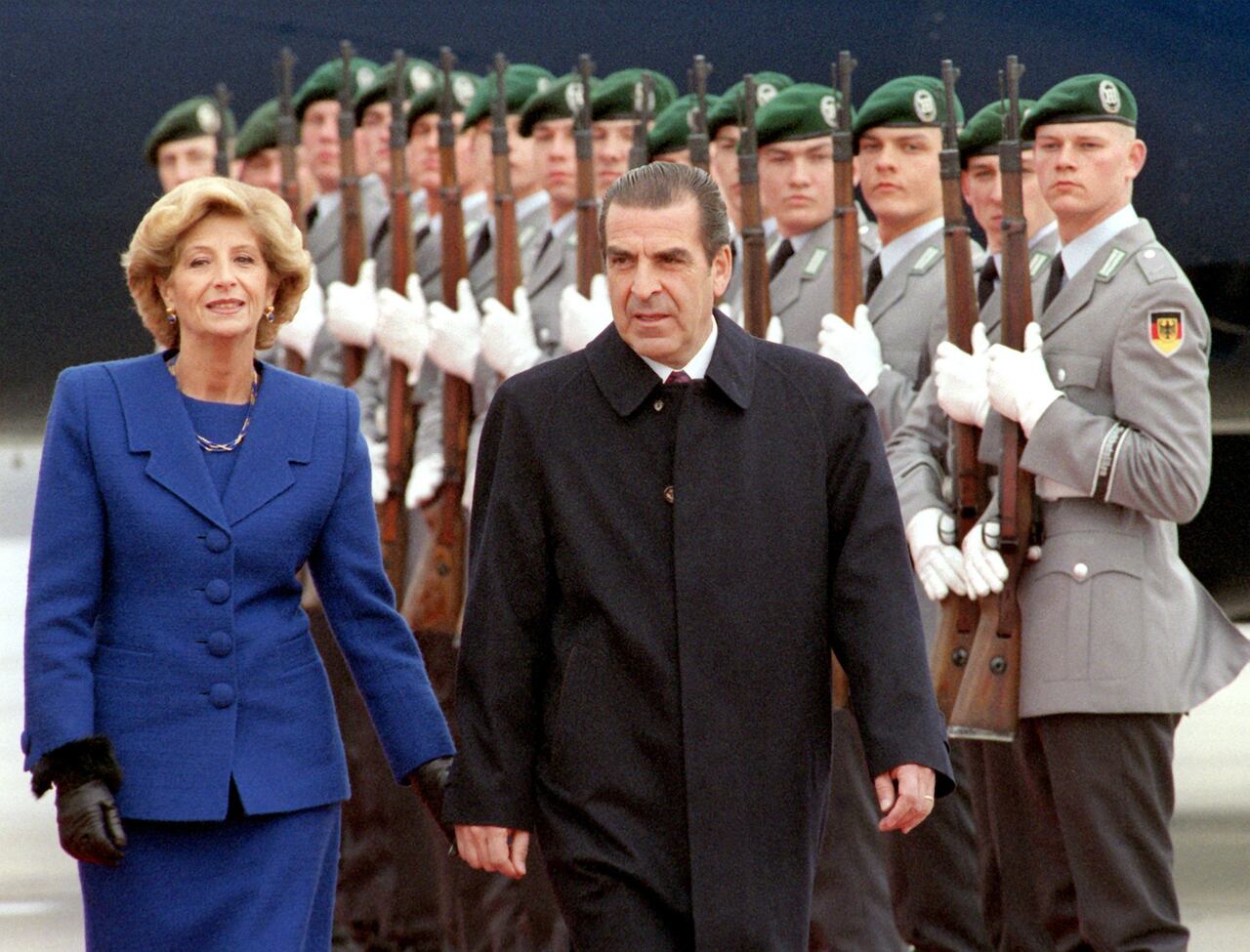A la llegada del presidente chileno Eduardo Frei a Berlín el 15 de abril de 1999, Marta Frei tomó la mano de su marido. El batallón de guardias de la Bundeswehr estuvo estacionado en el aeropuerto de Tegel para recibir al invitado estatal de Sudamérica, que se encontraba en la capital durante dos días por invitación del presidente federal Herzog.