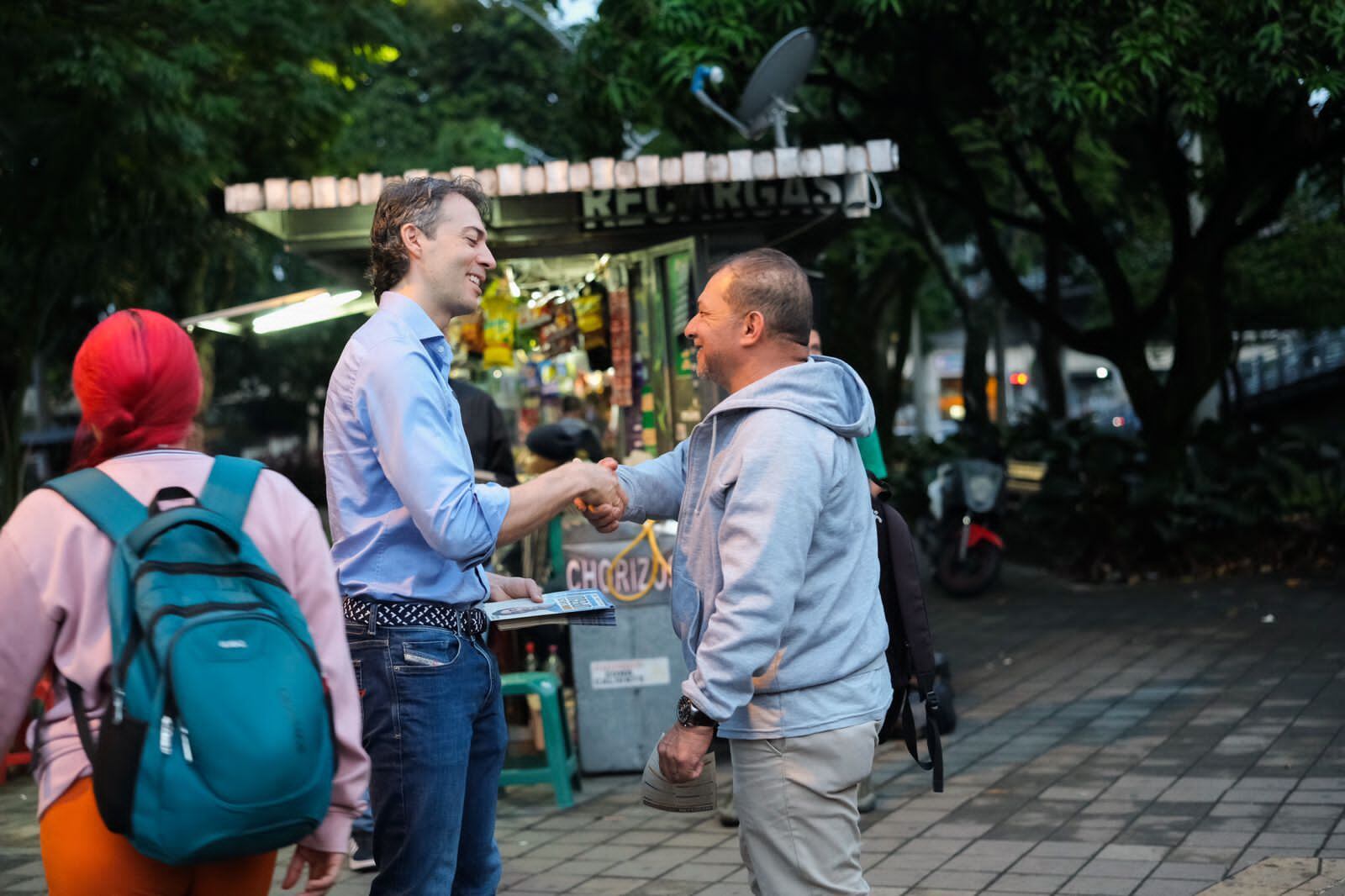 El exalcalde Daniel Quintero haciendo campaña a favor de Juan Carlos Upegui en Medellín.