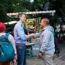 El exalcalde Daniel Quintero haciendo campaña a favor de Juan Carlos Upegui en Medellín.