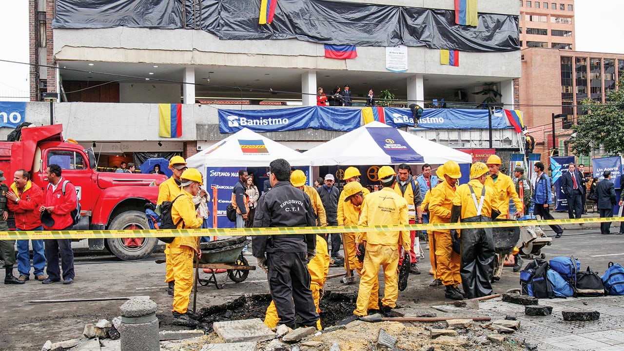 “Fui sujeto de una bomba que, milagrosamente, explotó entre el primer carro y el segundo”, narró sobre el atentado que sufrió en 2005 en el norte de Bogotá tras salir de una entrevista en Caracol Radio.
