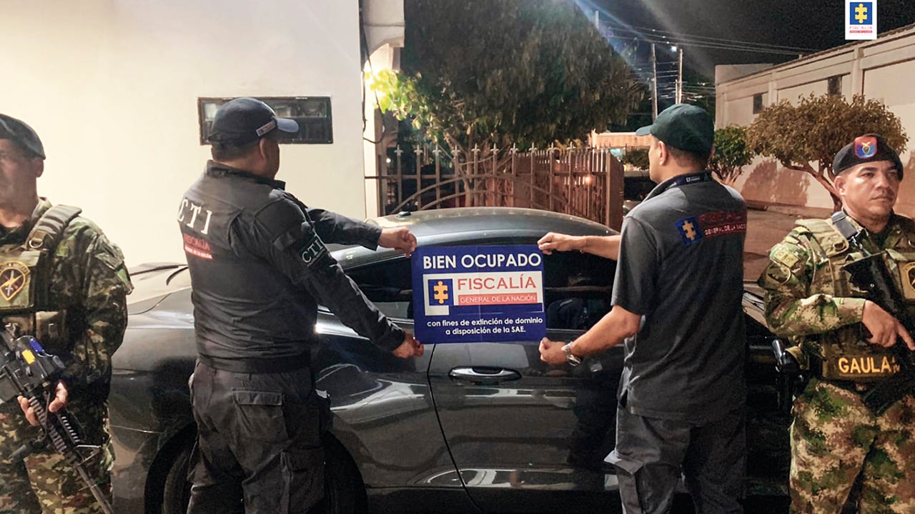 Un vehículo del CTI quedó destruido.